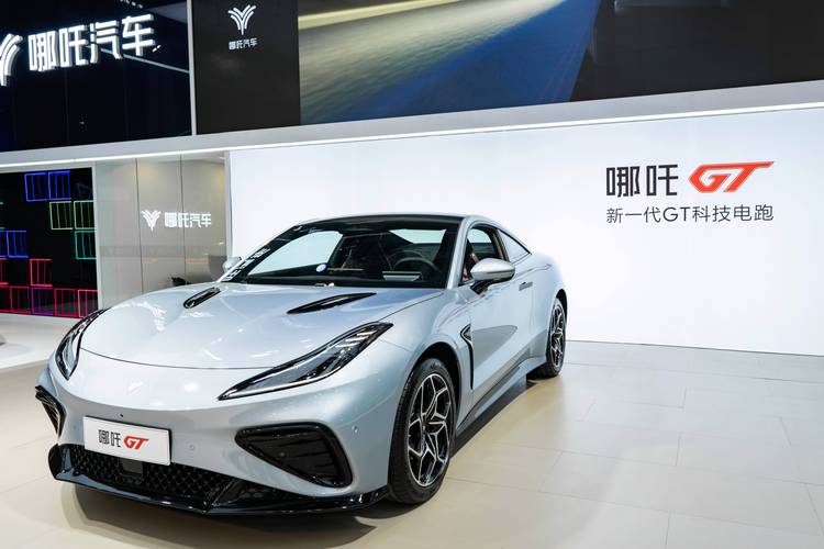 重庆344哪吒汽车在智能汽车领域的表现，领途汽车在新能源汽车市场中的影响力